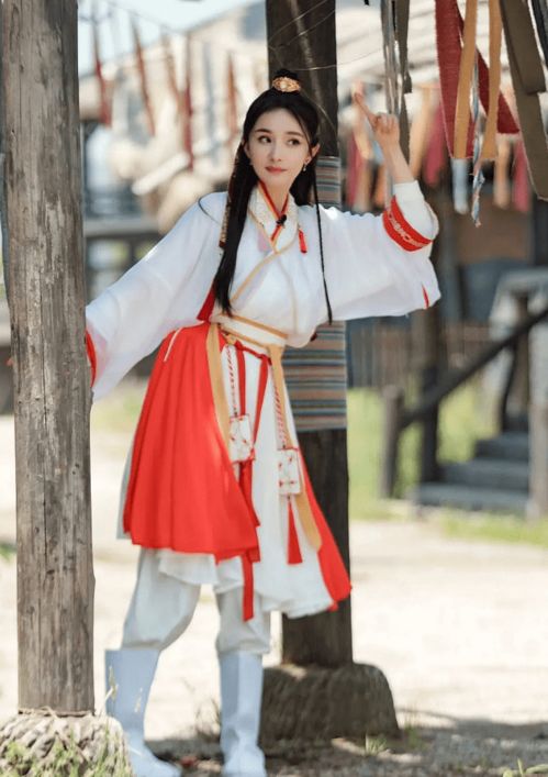 密室大逃脫楊冪古風(fēng)造型,紅白搭配外加丸子頭,青春可愛(ài)好有朝氣
