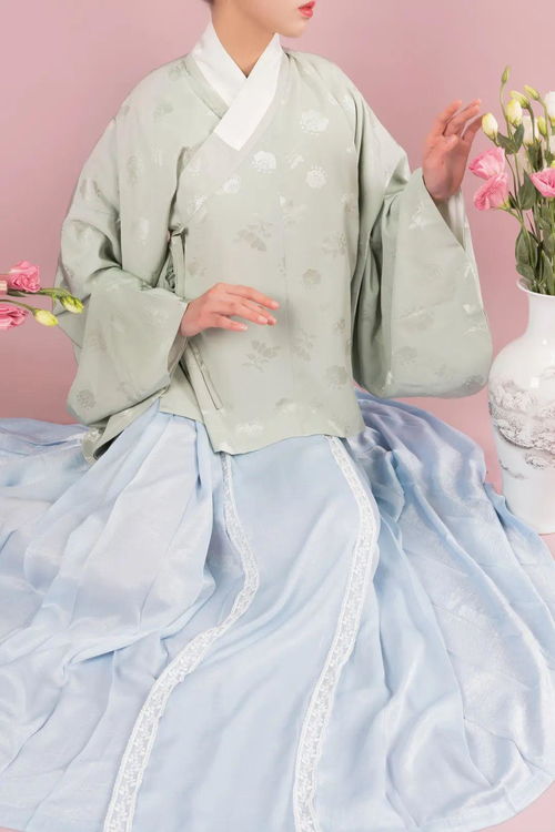 漢服消費(fèi)市場(chǎng)迎來“清明熱” 傳統(tǒng)服飾結(jié)合節(jié)氣文化引領(lǐng)新風(fēng)尚